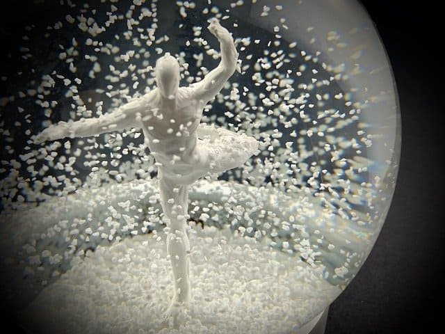 Westworld-snow-globe-3
